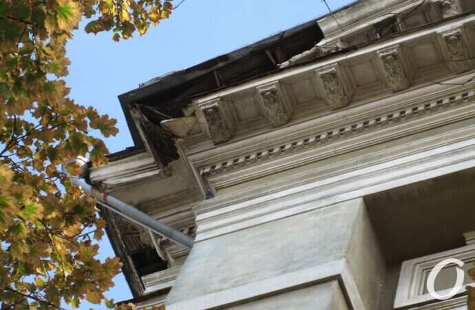 Разваливающийся фасад библиотеки ОНУ