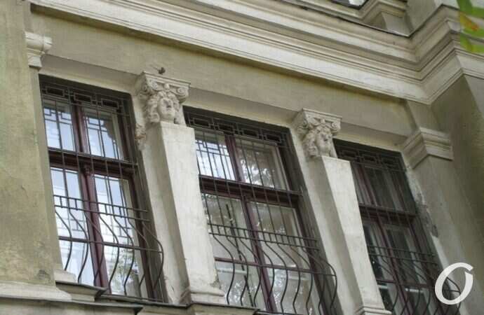 Разваливающийся фасад библиотеки ОНУ