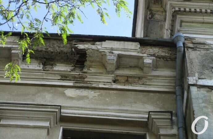 Разваливающийся фасад библиотеки ОНУ