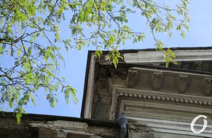 Разваливающийся фасад библиотеки ОНУ