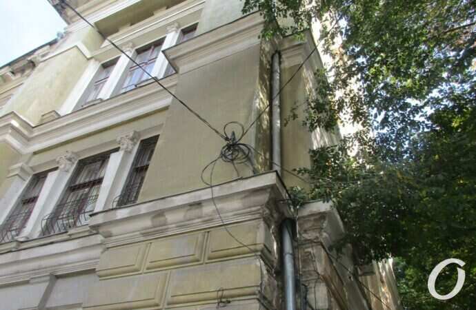 Разваливающийся фасад библиотеки ОНУ