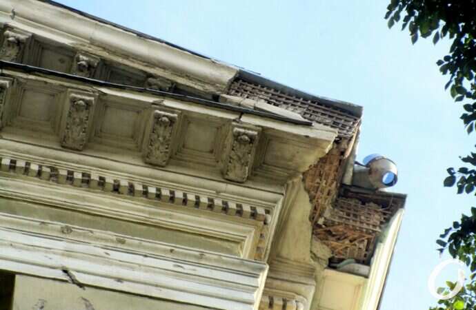 Разваливающийся фасад библиотеки ОНУ