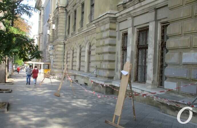 Разваливающийся фасад библиотеки ОНУ