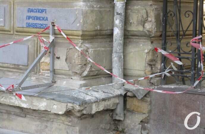 Разваливающийся фасад библиотеки ОНУ