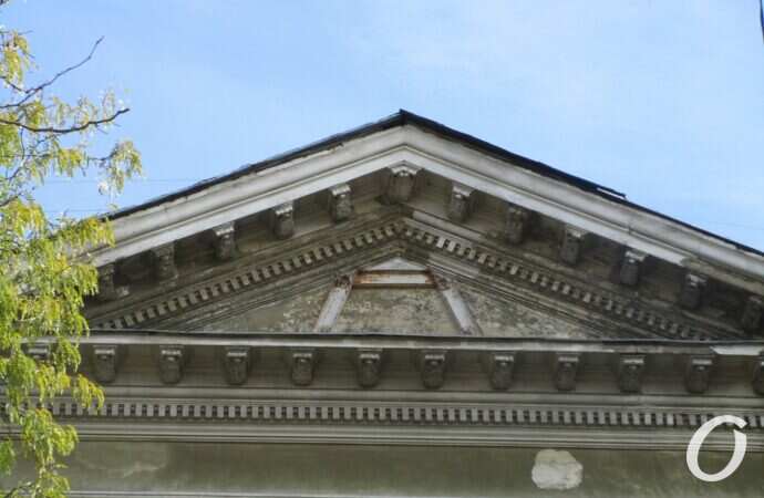 Разваливающийся фасад библиотеки ОНУ