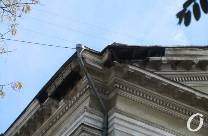 Разваливающийся фасад библиотеки ОНУ