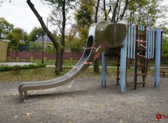 В одесском парке ребенку оторвало палец на детской горке