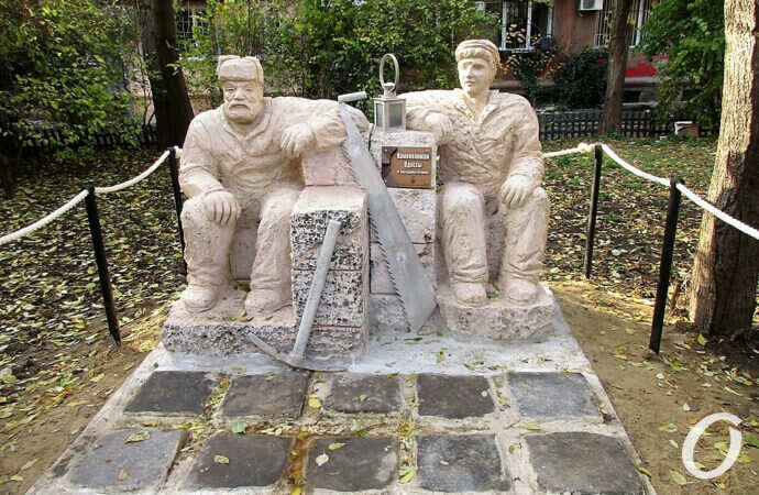 Каменоломы по-одесски: на Бунина открыли новый памятник (фото)