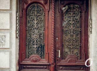 Архитектура по-одесски: красота старинных дверей (фоторепортаж)