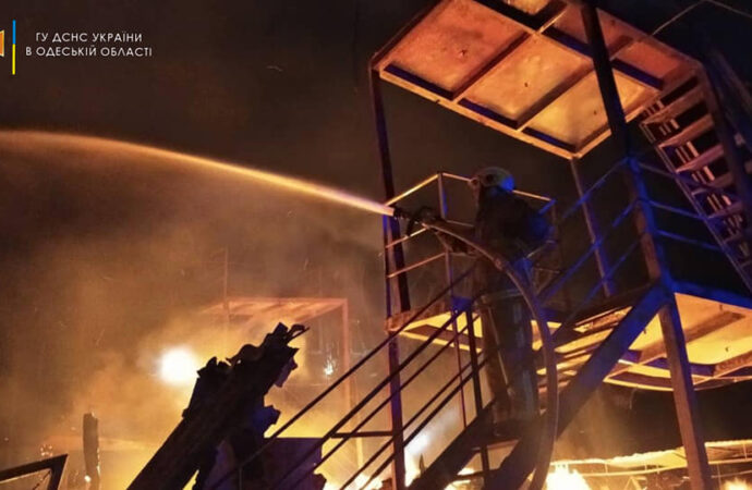 Сложный пожар на базе отдыха в Грибовке потушен: подробности