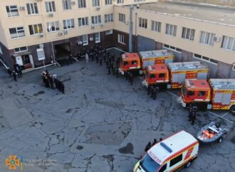 Одесские спасатели показали новые пожарные авто и спецтранспорт с лодкой (фото)