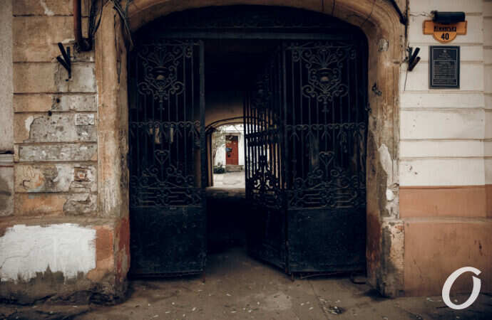 Как выглядят старинные и не очень ворота Одессы (фоторепортаж)