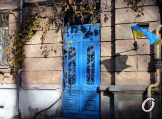 В тихом центре Одессы можно полюбоваться новой старинной дверью
