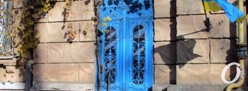 В тихом центре Одессы можно полюбоваться новой старинной дверью