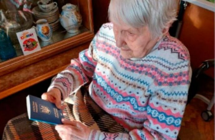 Одесситка получила свой первый загранпаспорт в 104 года