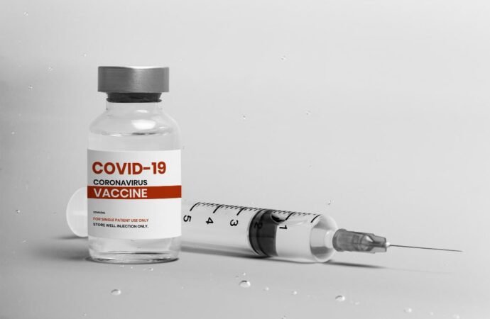 Прививка от коронавируса: Минздрав внес изменения в схему смешивания вакцин и рассказал об их составе (инфографика)