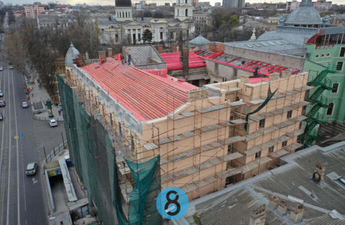 Продолжается ремонт дома Либмана: сейчас там делают новую крышу