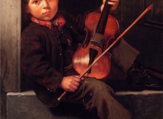 10-летний мальчик в полночь играл на скрипке возле Оперного: родители послали его зарабатывать