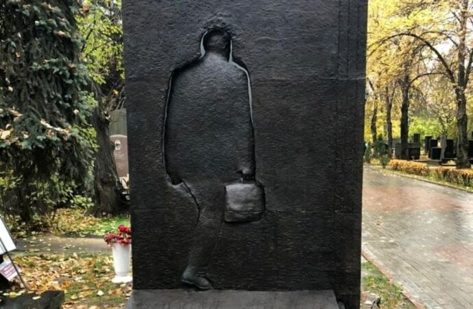 “Уходит, ссутулясь, пророк”: на Новодевичьем кладбище открыли памятник Жванецкому (фото)
