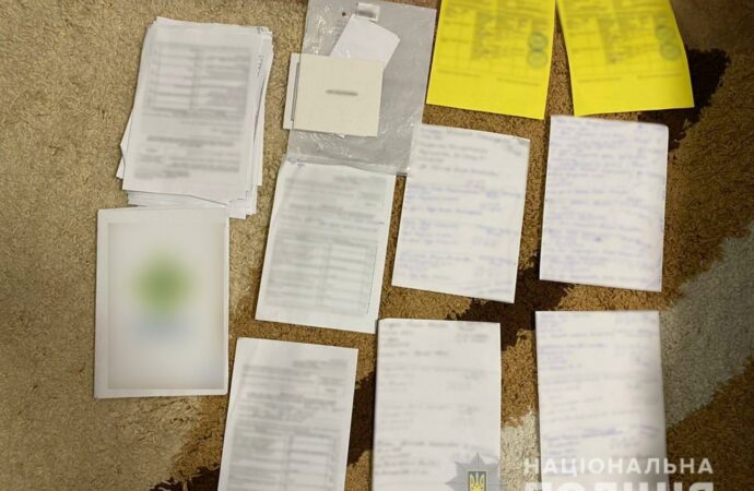 В Одессе врач и медсестра подделывали ковид-сертификаты: сколько брали и что им грозит