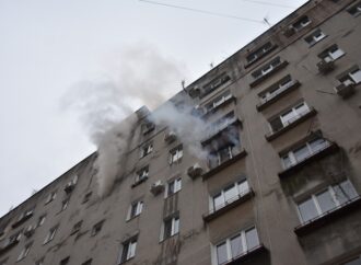 В Одессе горит многоэтажка на Таирова – люди готовы прыгать из окон (видео, фото) (ОБНОВЛЕНО)