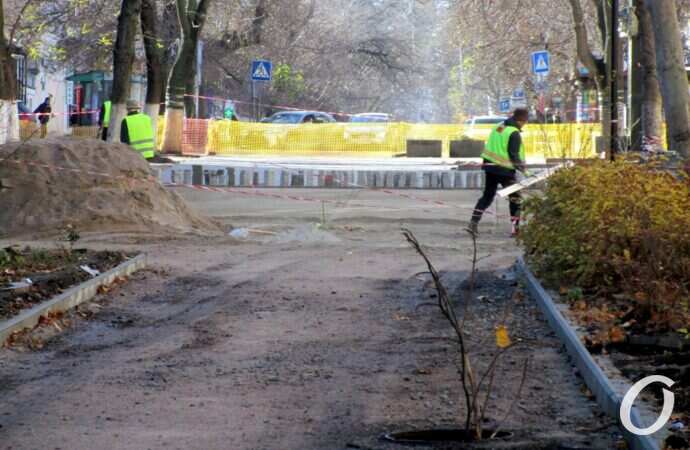 Между двумя вузами: на Дворянской обновляют большой тротуарный «кусок»