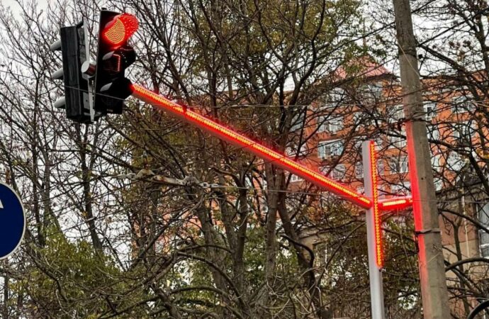 В Одессе заработали обещанные LED-светофоры на Черняховского (фото, видео)