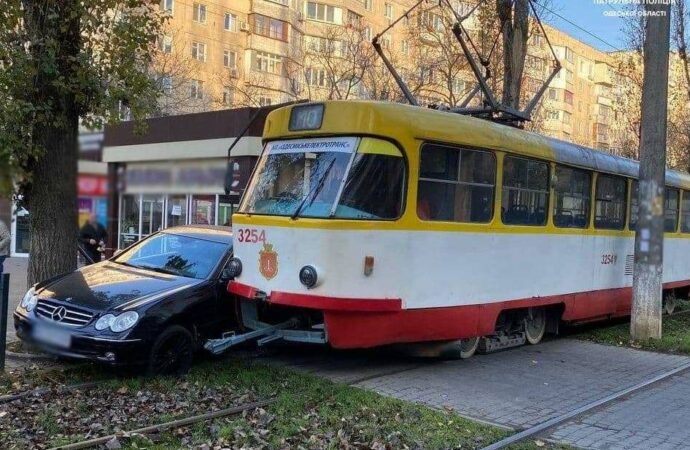 В Одессе на Черемушках “Мерседес” не уступил дорогу трамваю – чем это закончилось? (фото)