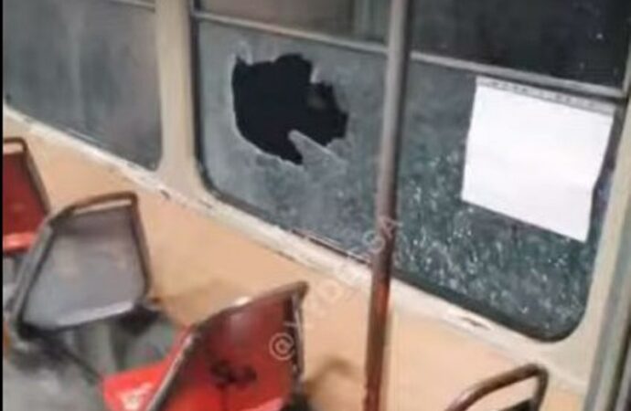 В одесский трамвай прилетела банка “Нутеллы” – есть пострадавший (видео)