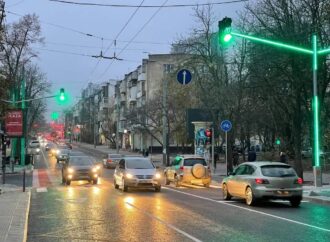 Новомодный светофор на Черняховского в Одессе “приболел” спустя всего месяц (видео)