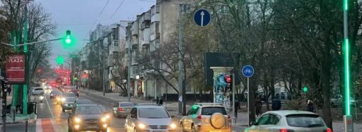 Новомодный светофор на Черняховского в Одессе “приболел” спустя всего месяц (видео)