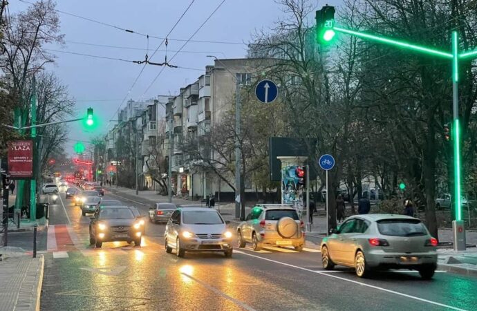Не прошло и недели: на обновленной улице Черняховского уже сломалась велодорожная подсветка (фото)