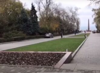 Внедорожник проехался по Аллее Славы в Одессе (видео)