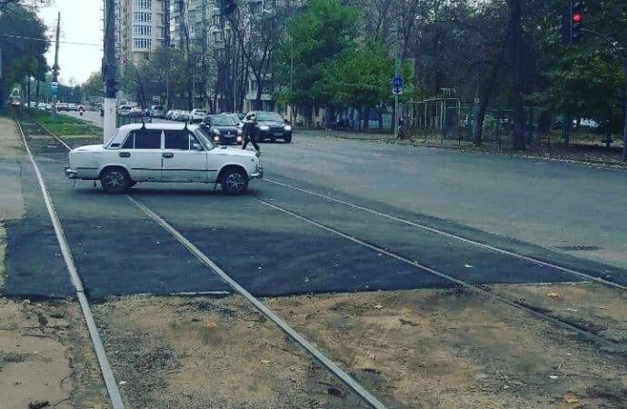 В Одессе «супергерои» заасфальтировали улицу: никто не знает, кто это был (ОБНОВЛЕНО)