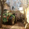 Придомовой конфликт в Одессе: на Бочарова застройщик перекрывает проход к школе (фото, видео)