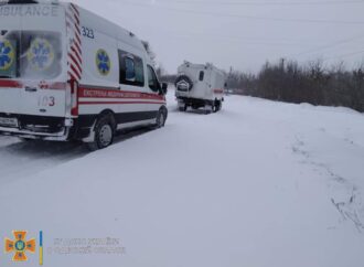 В Одесской области спасатели 8 раз доставали транспорт из сугробов: где проблемные участки