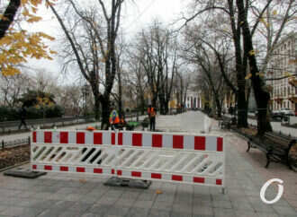 «К елке успеем»: на одесском Приморском бульваре продолжают укладывать новую плитку (фото)