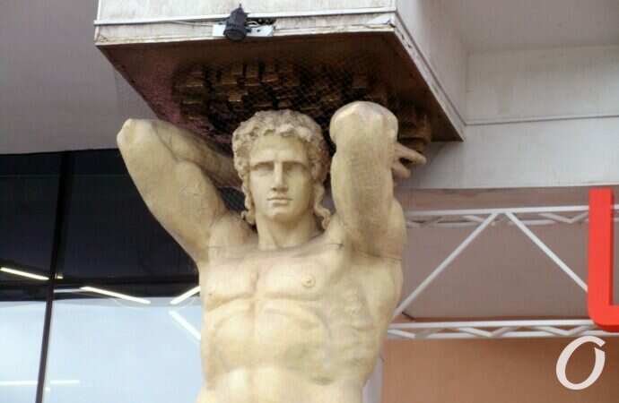 Атланты на Греческой площади3