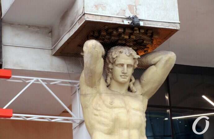 Атланты на Греческой площади4