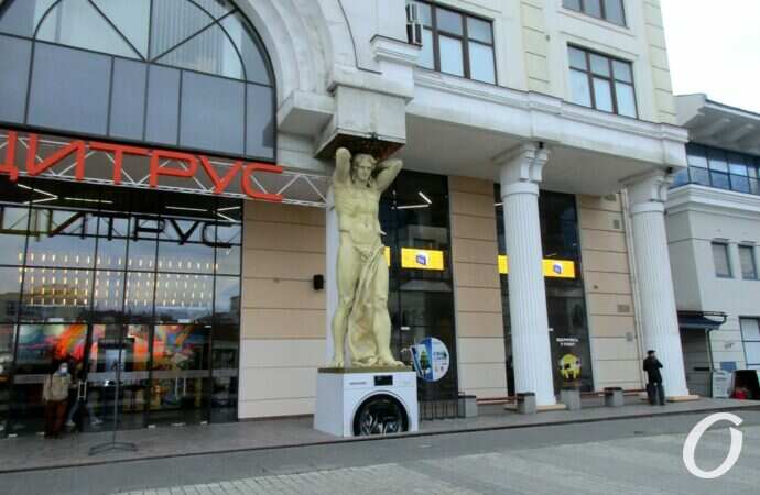 Атланты на Греческой площади7