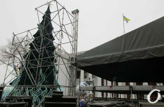 Одесса предновогодняя, елка, сцена