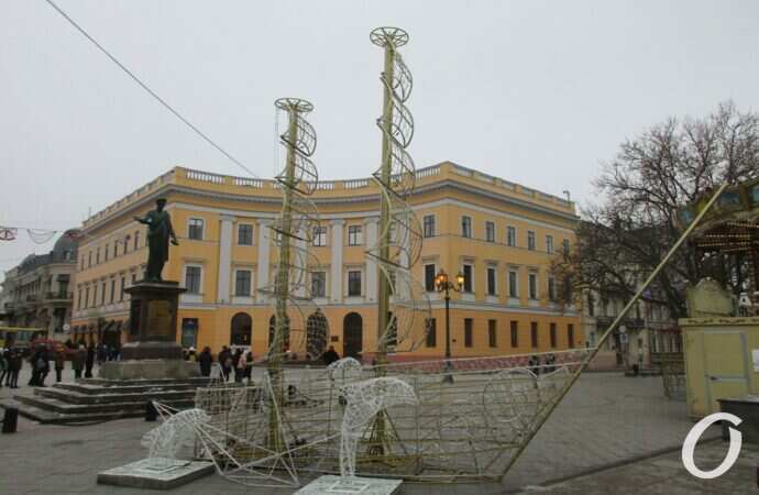 Одесса предновогодняя, корабль и дельфины