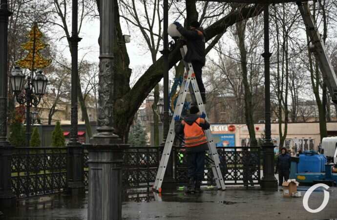 в Горсаду моют ротонду