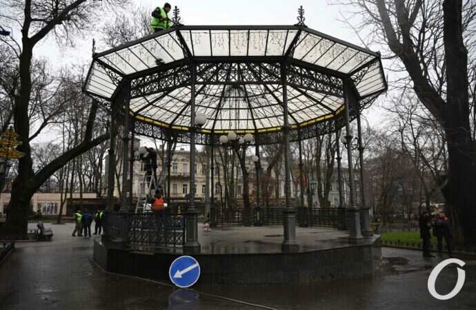 в Горсаду моют ротонду