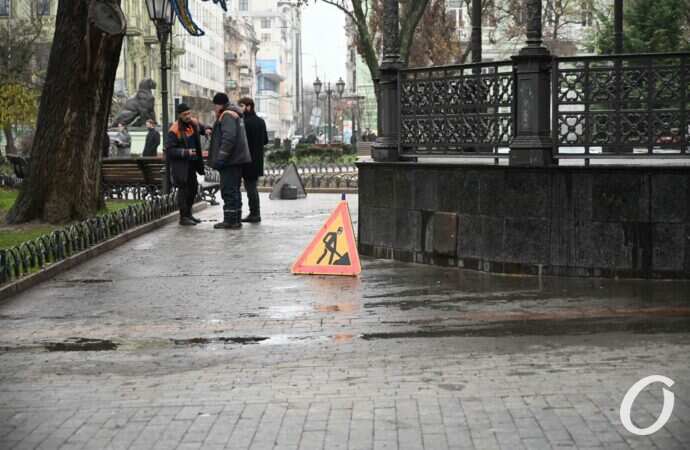 в Горсаду моют ротонду