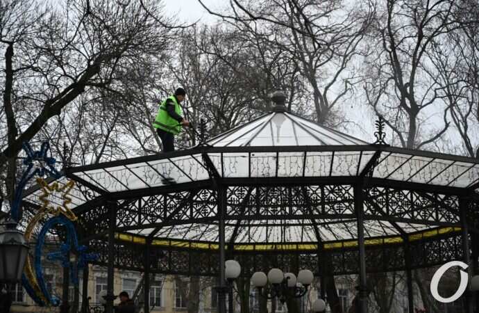 в Горсаду моют ротонду