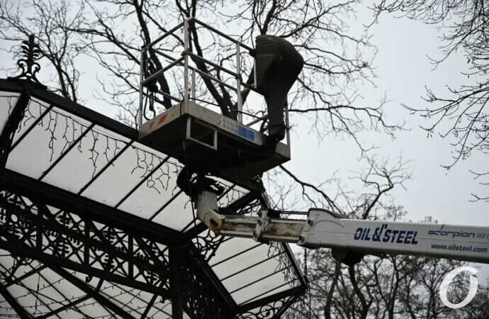 в Горсаду моют ротонду