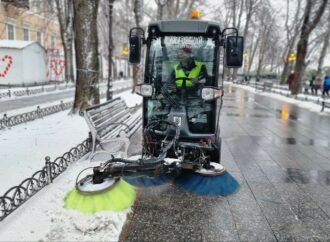В Одессе налипание мокрого снега и гололедица: жителей призвали оставаться дома