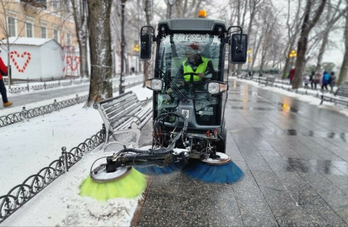 В Одессе налипание мокрого снега и гололедица: жителей призвали оставаться дома