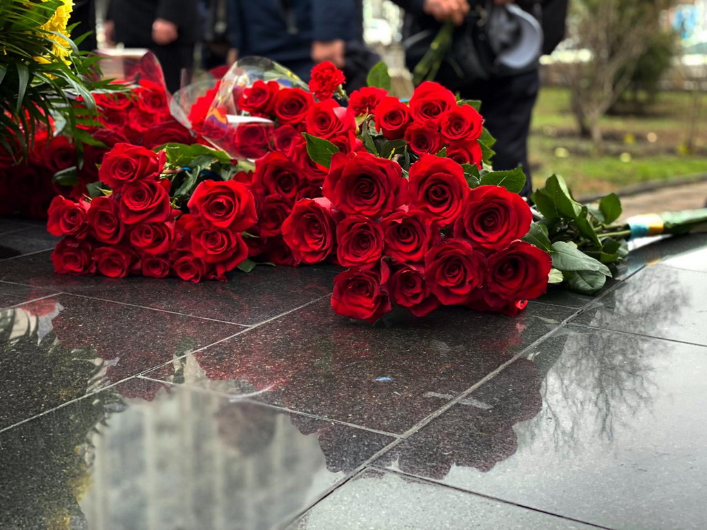 церемония возложения цветов к памятнику одесситам-чернобыльцам